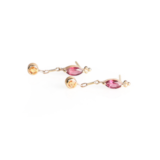 Arete de zafiro y turmalinas (.83 ct)